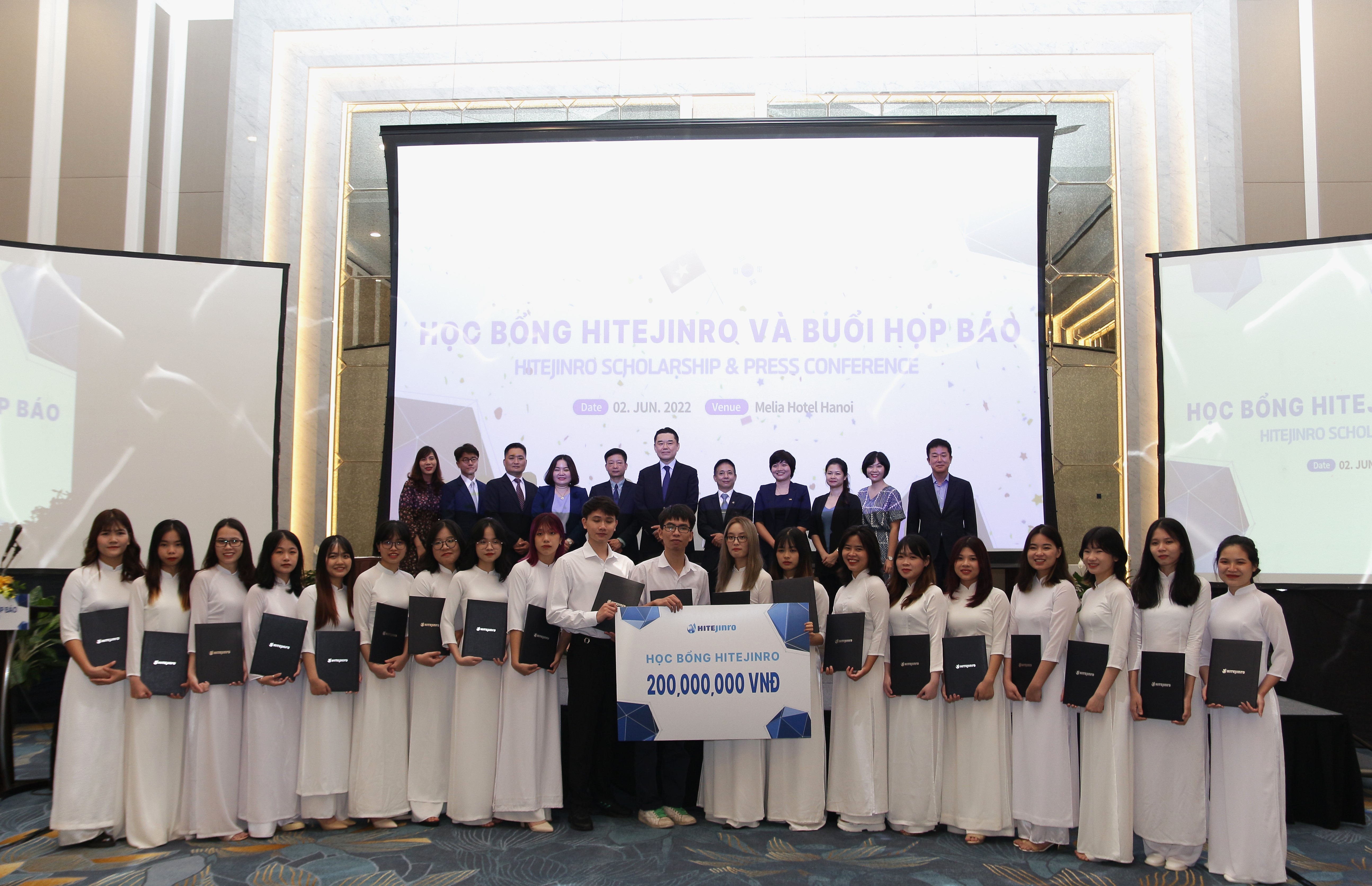 Tập đoàn sản xuất đồ uống có cồn hàng đầu Hàn Quốc – HITEJINRO, đầu tư cho thế hệ tương lai của Việt Nam